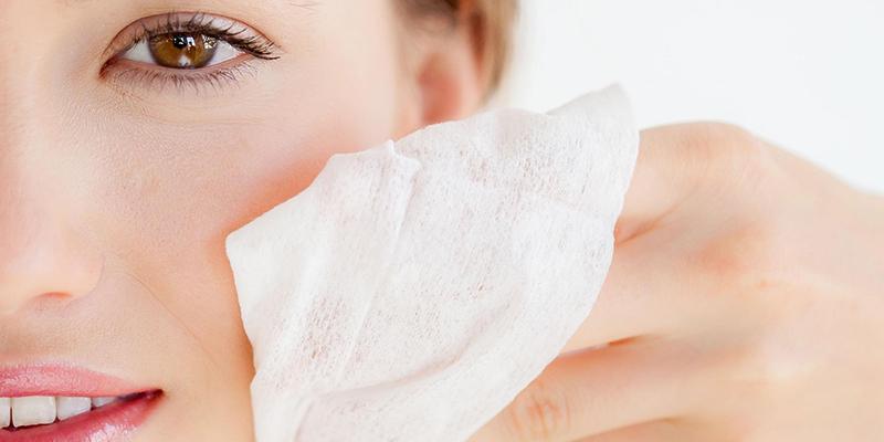 Khăn ướt có phải là lựa chọn tốt để lau mặt không?