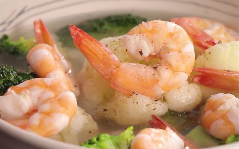 Cùng khám phá công thức canh súp lơ nấu tôm mát lành, dễ làm cho cả gia đình.