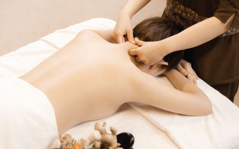 Massage trị liệu là phương pháp tác động vào cơ thể nhằm giảm căng thẳng, thư giãn và cải thiện sức khỏe, đồng thời hỗ trợ điều trị các bệnh lý như đau đầu, đau cơ, và viêm khớp.