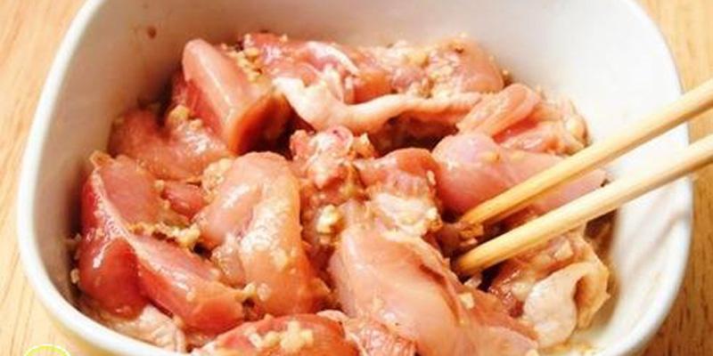 Kết hợp thịt gà với một chút nước cam, bạn sẽ khám phá ngay món ăn vừa mới lạ lại vô cùng hấp dẫn. Hương vị tuyệt vời từ sự kết hợp này chắc chắn sẽ làm bạn ngạc nhiên.