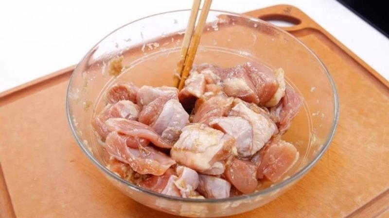 Món gà hầm bí đỏ, thơm ngọt lạ lẫm, không chỉ thu hút bởi hương vị độc đáo mà còn là sự hòa quyện hoàn hảo giữa các nguyên liệu bổ dưỡng.