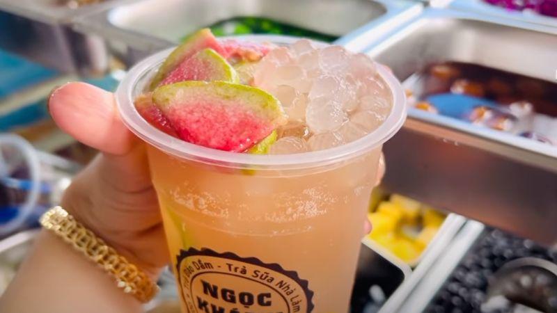 Cuối tuần này, hãy thử làm trà ổi hồng thanh mát cho cả gia đình, một thức uống tuyệt vời cho những ngày nóng bức