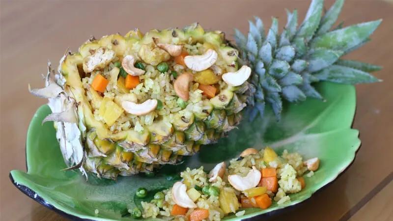 Hướng dẫn chế biến món cơm chiên trái thơm hấp dẫn, mang lại sự mới lạ và thú vị cho bữa ăn của bạn.