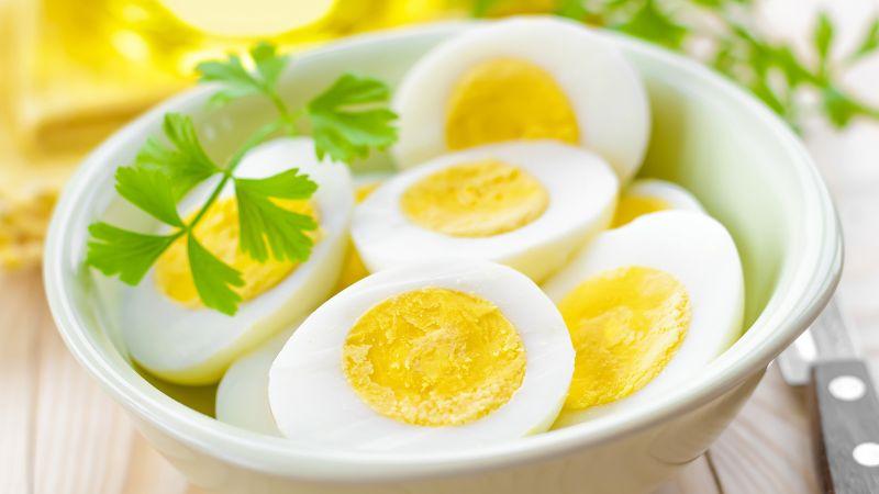 Trứng luộc chứa bao nhiêu calo? Liệu ăn trứng luộc có thể giúp bạn giảm cân không?