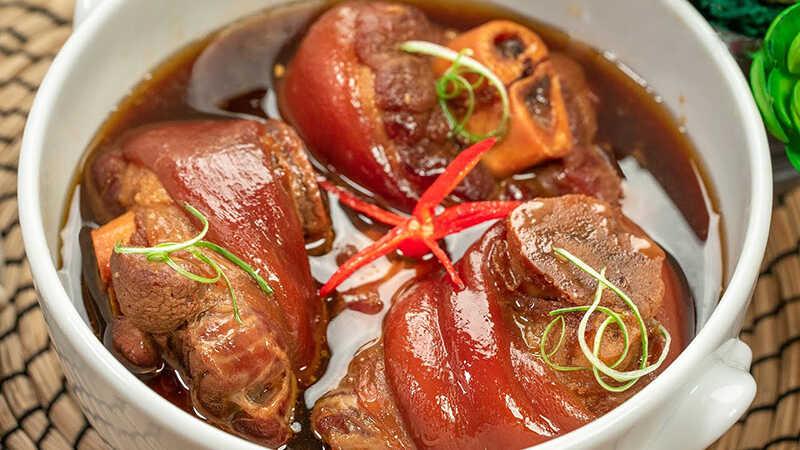 Hướng dẫn cách làm giò heo kho tiêu đậm đà, cay nồng ngay tại nhà