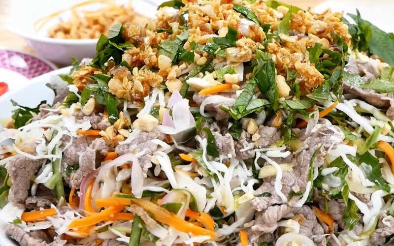 Khám phá công thức làm gỏi bò trộn bắp cải giòn ngon mà không ra nước, đơn giản nhưng đầy hấp dẫn.