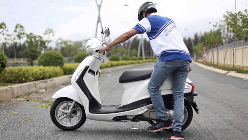 Khám phá 2 phương pháp dựng chân chống đứng xe máy đơn giản, không mất sức, giúp bạn tiết kiệm năng lượng một cách tối đa.