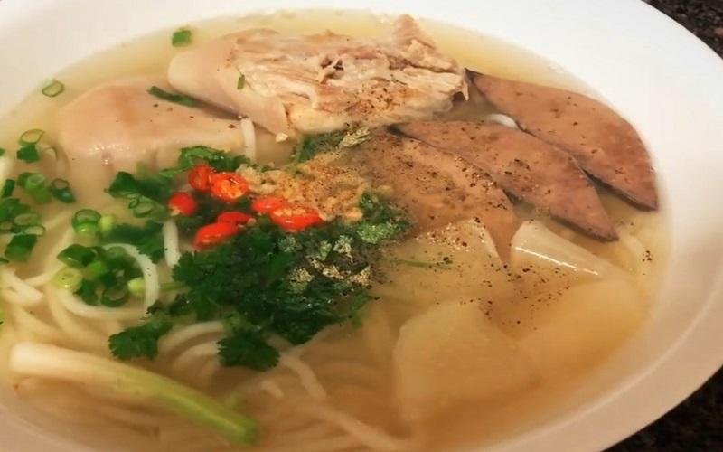 Hướng dẫn cách làm bánh canh đuôi heo thơm ngon, nóng hổi, lý tưởng cho bữa ăn cuối tuần sum vầy.