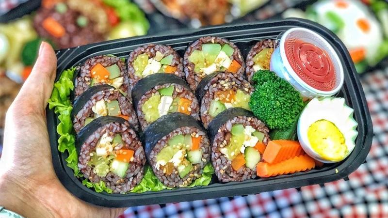 10 món ăn đơn giản, ngon miệng và dễ dàng mang theo khi tham quan, cắm trại hay dã ngoại, giúp bạn tận hưởng trọn vẹn những khoảnh khắc ngoài trời.
