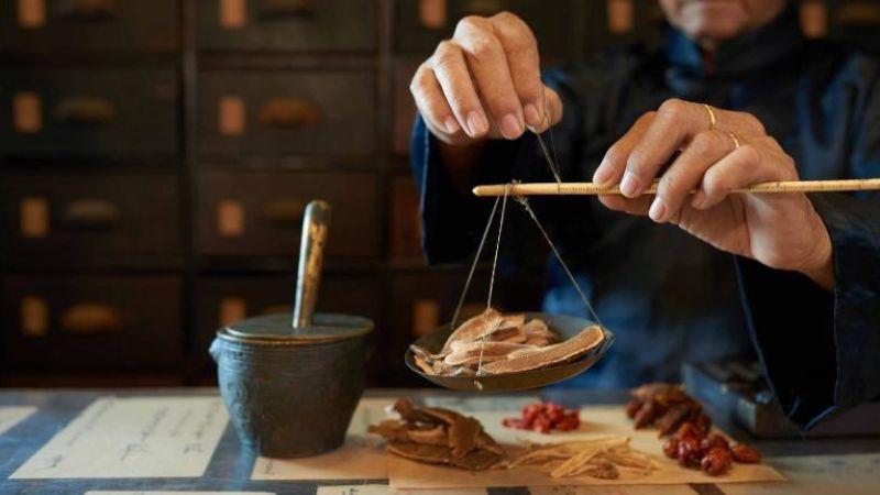 Y học cổ truyền là một phương pháp chữa bệnh lâu đời, dựa trên nguyên lý âm dương và ngũ hành, kết hợp với kiến thức về thảo dược, châm cứu, và các liệu pháp tự nhiên khác.
