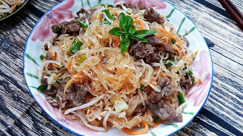 Hướng dẫn cách làm miến xào thịt bò ngon, dai, đơn giản ngay tại nhà cho bữa ăn gia đình thêm phần hấp dẫn.