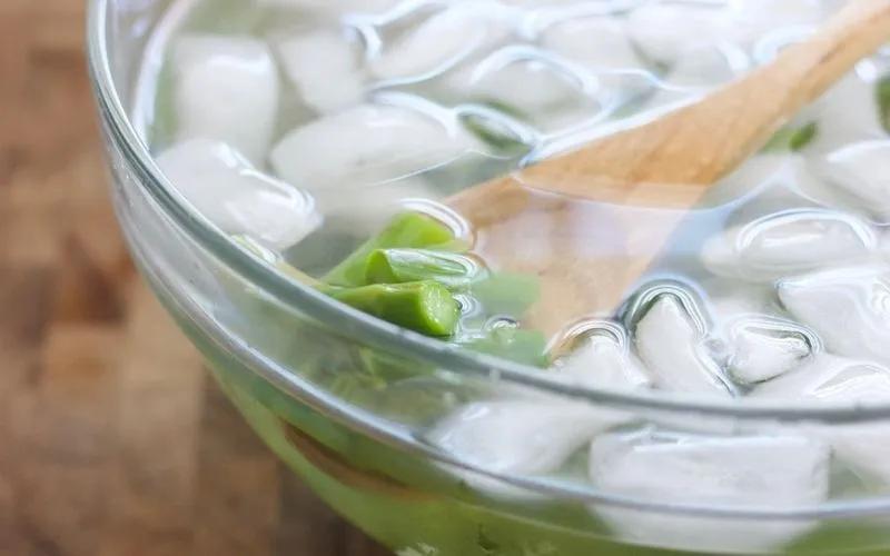Chỉ với 15 phút ngâm mặt trong đá lạnh mỗi ngày, sau 2 tuần, làn da của bạn sẽ trở nên săn chắc và rạng ngời như mong đợi.