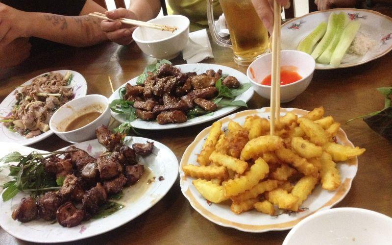 Khám phá 13 quán ăn trưa nổi bật tại quận Long Biên, nơi luôn thu hút thực khách bởi hương vị đặc trưng và không gian ấm cúng.