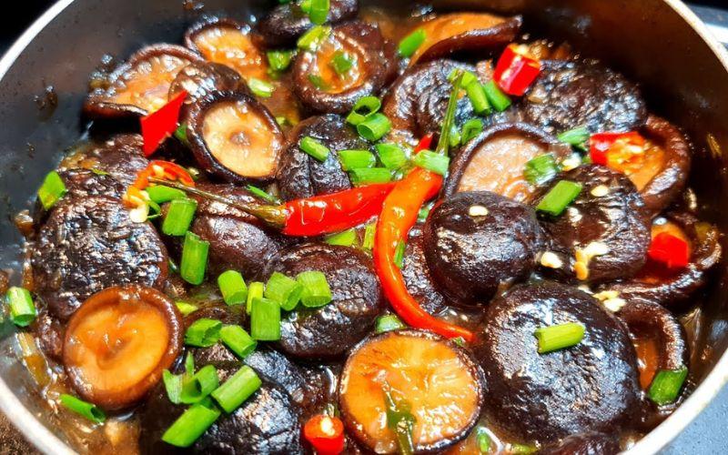 Khám phá công thức nấm đông xào sả ớt cay nồng, món ăn gây ấn tượng mạnh với vị giác đầy lôi cuốn.