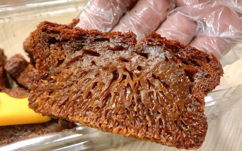 Bánh bò rễ tre với kết cấu mềm mịn, thơm ngào ngạt, không cần ủ bột hay đánh trứng, nhưng vẫn mang đến hương vị hấp dẫn không thể cưỡng lại.