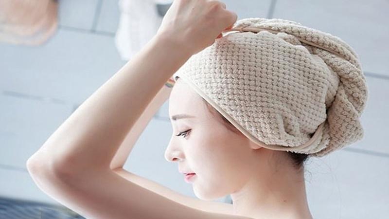 Hướng dẫn cách sử dụng kem ủ tóc hiệu quả tại nhà để ngăn ngừa tóc gãy rụng và chăm sóc tóc khỏe mạnh.