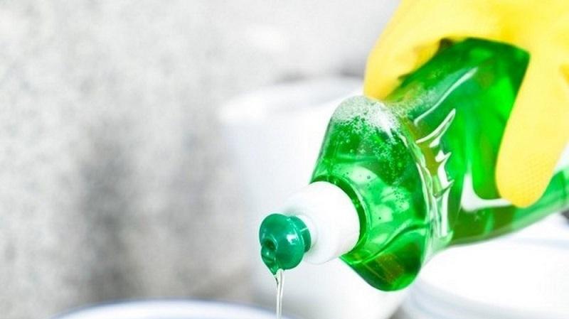 Giải quyết tình trạng tắc nghẽn bồn cầu nhanh chóng chỉ với vài giọt nước rửa chén