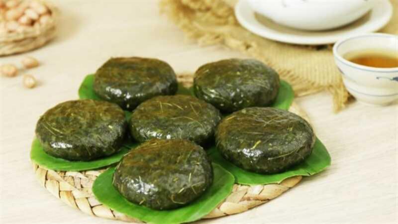 Bánh ngải cứu Lạng Sơn, một món ngon mang hương vị ngọt ngào thanh mát, là món đặc sản mà bạn không thể bỏ qua.