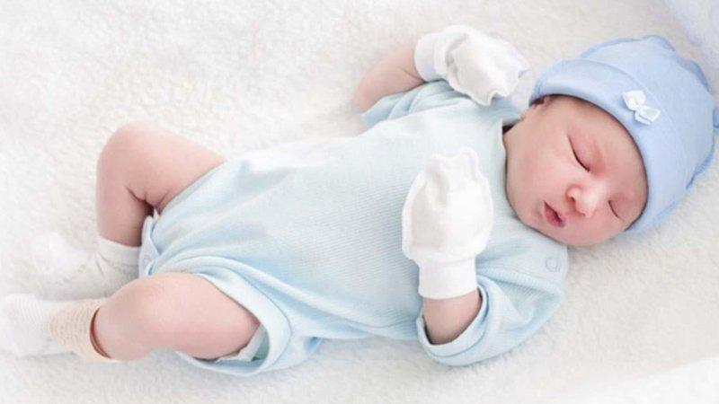 Việc đeo bao tay, bao chân cho trẻ sơ sinh tưởng chừng như một cách bảo vệ bé, nhưng thực tế, hành động này có thể mang lại nhiều tác hại hơn là lợi ích. Cùng khám phá lý do tại sao việc này có thể gây hại cho sự phát triển của trẻ.