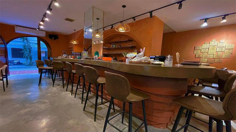 Hà Nội đón nhận sự trở lại của 10 quán cà phê độc đáo, tạo nên không gian lý tưởng cho những cuộc gặp gỡ sau thời gian giãn cách. Những địa điểm này không chỉ gây ấn tượng về không gian mà còn mang đến hương vị cà phê tuyệt vời cho mọi thực khách.
