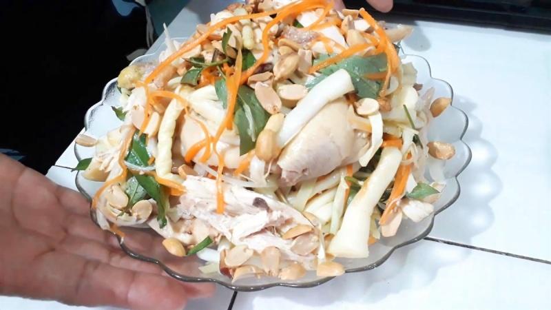 Công thức làm gỏi bồn bồn gà xé chua ngọt thơm ngon, đảm bảo khiến bạn yêu ngay từ lần thử đầu tiên.