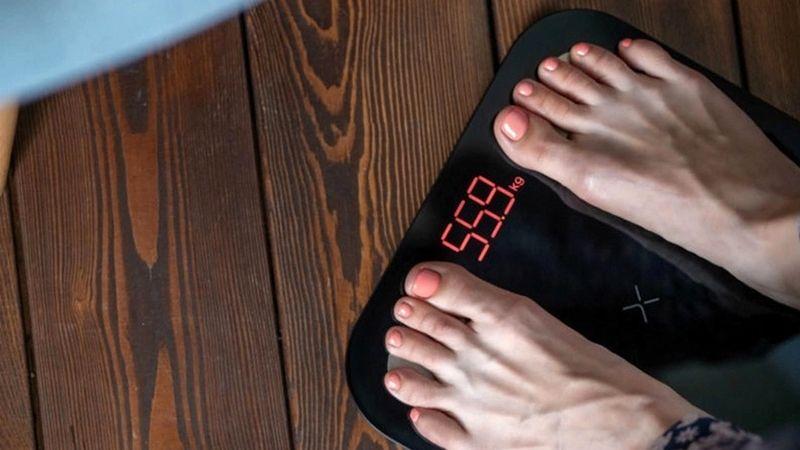 Cân thông minh là thiết bị hiện đại giúp đo lường và theo dõi sức khỏe một cách chính xác, đa dạng, cung cấp những thông số chi tiết không chỉ về cân nặng mà còn nhiều yếu tố khác như tỉ lệ cơ thể, lượng mỡ thừa.