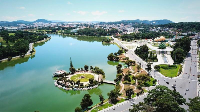 Đà Lạt là một thiên đường đặc sản, nơi bạn có thể tìm thấy những món quà độc đáo để mang về làm kỷ niệm. Dưới đây là 15 món đặc sản Đà Lạt không thể bỏ qua khi ghé thăm.