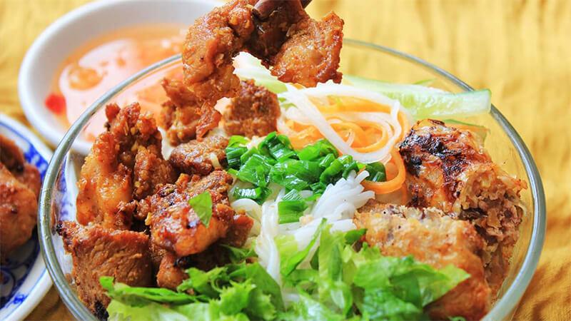 Khám phá công thức bún trộn thịt nướng thơm lừng, hấp dẫn ngay tại gian bếp của bạn.