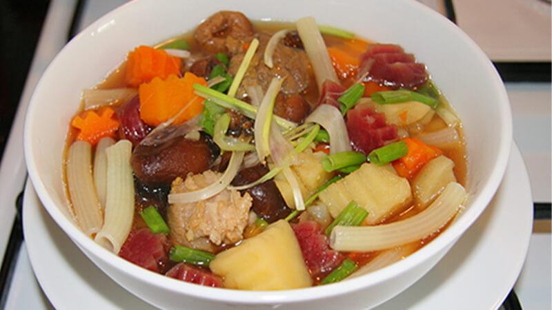 2 công thức nấu nui xương heo, nui giò heo dễ làm tại nhà