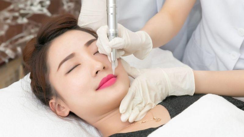 Sau khi thực hiện xăm môi hay phun môi, việc kiêng khem ăn uống đúng cách là vô cùng quan trọng để giúp quá trình lành vết thương diễn ra nhanh chóng và đạt kết quả thẩm mỹ tốt nhất. Vậy bạn nên kiêng ăn gì và trong bao lâu? Cùng tìm hiểu ngay trong bài viết dưới đây.