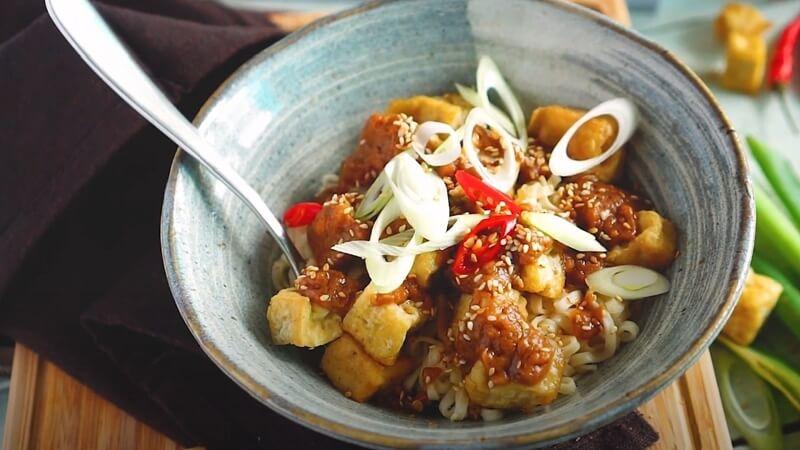 Khám phá công thức đậu hũ sốt bơ đậu phộng béo ngậy, thơm lừng cho những bữa ăn chay đầy hấp dẫn.