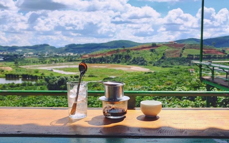 25 quán cà phê ở Đà Lạt sở hữu khung cảnh tuyệt đẹp, không gian yên bình, đầy thơ mộng và lãng mạn, mang đến cho du khách những phút giây thư giãn khó quên.