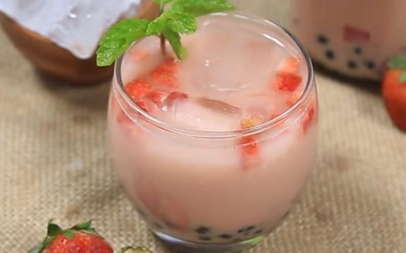 Khám phá công thức trà sữa dâu tây độc đáo, vị mới lạ hấp dẫn.