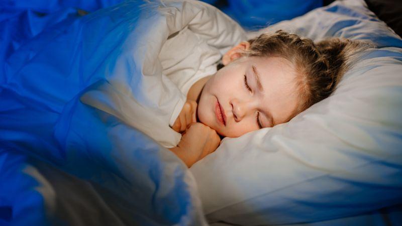 5 cách giúp trẻ thức dậy mỗi sáng vui vẻ, không còn mệt mỏi hay khóc lóc
