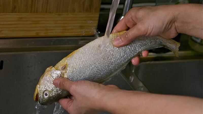 Mẹo chiên cá giòn ngon, không dính chảo, không nát và tiết kiệm dầu