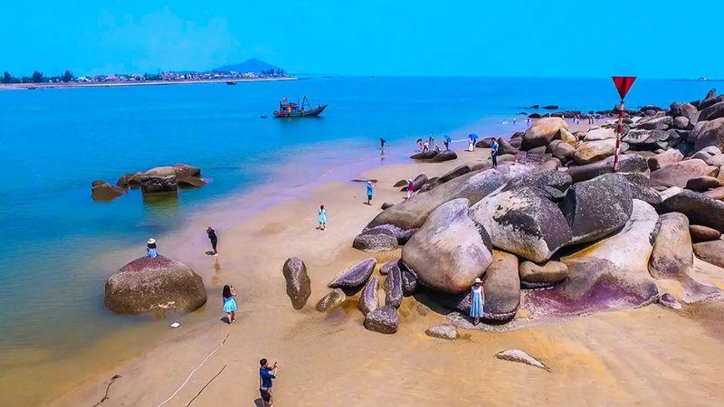 Biển Thiên Cầm, một tuyệt tác hoang sơ với bờ cát trắng mịn màng, mang hình dáng độc đáo mà thiên nhiên ban tặng.
