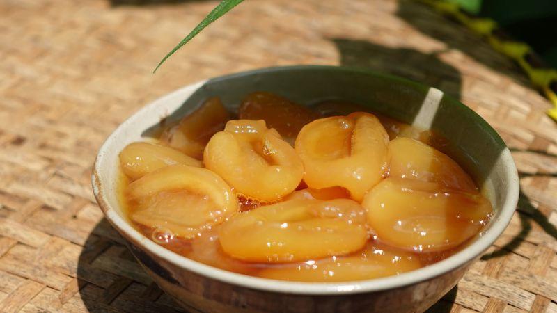 Khám phá ngay cách làm dừa nước rim đường thốt nốt, món giải khát tuyệt vời cho những ngày hè oi ả.