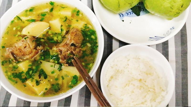 Khám phá cách chế biến món xương hầm măng tươi đậm đà, vừa ngon miệng vừa bổ dưỡng, một món ăn hoàn hảo cho bữa cơm gia đình.