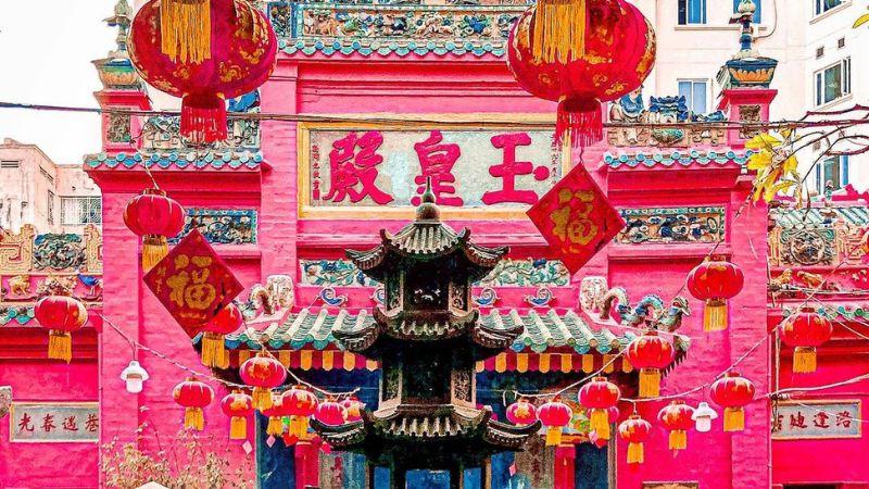 Khám phá chùa Ngọc Hoàng, một địa điểm linh thiêng thu hút đông đảo khách tham quan giữa lòng Sài Gòn sôi động.