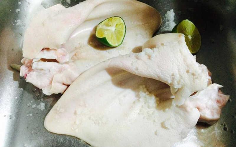 Cách chế biến tai heo luộc chấm nước mắm sao cho vừa trắng, vừa giòn