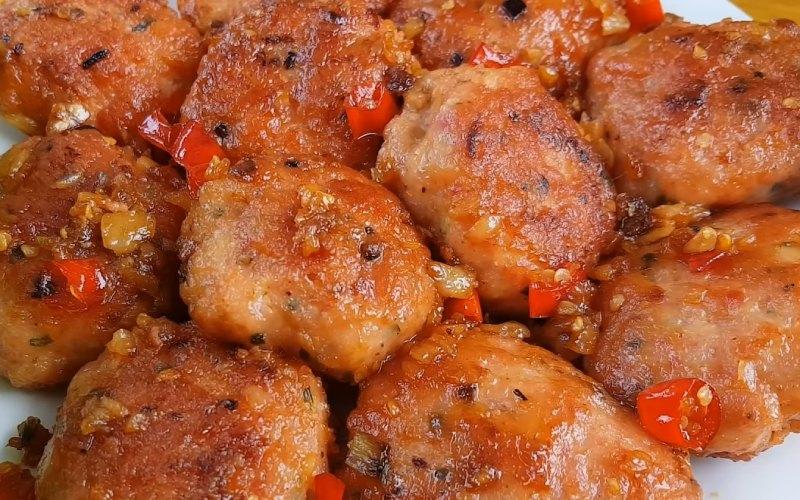 Khám phá công thức thịt viên sốt bơ tỏi với hương vị đậm đà, thơm ngon, làm say lòng mọi người và khiến bữa cơm gia đình trở nên hấp dẫn hơn bao giờ hết.