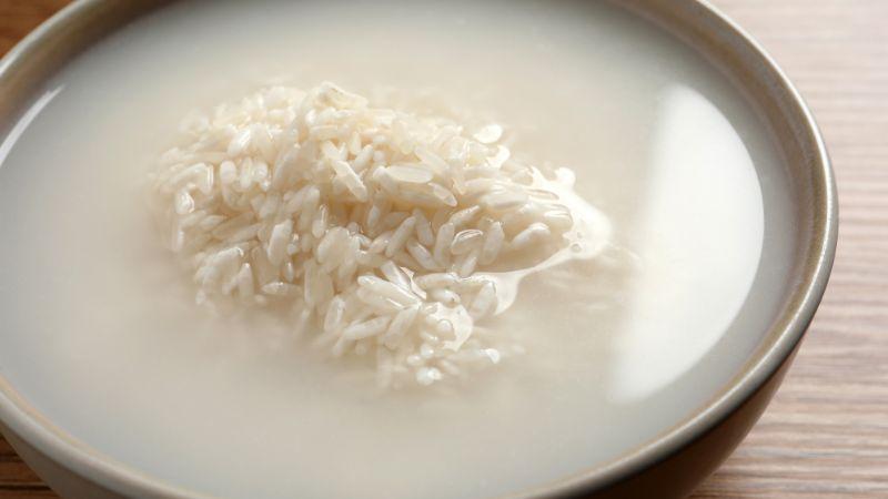 Rửa mặt đúng cách với nước vo gạo không chỉ giúp làn da trở nên trắng sáng mà còn hỗ trợ ngăn ngừa mụn hiệu quả.