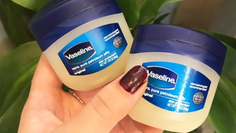 Vaseline – phương pháp trị thâm đầu gối hiệu quả, mang lại làn da đều màu đầy sức sống.