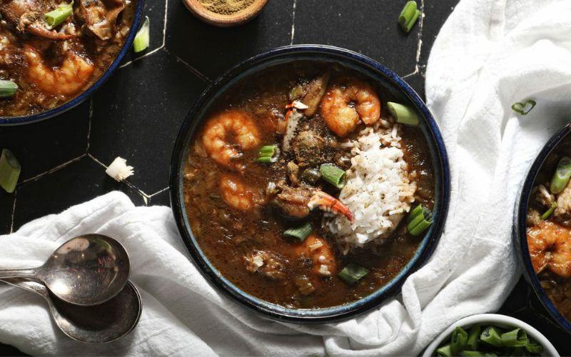 Hướng dẫn làm súp Gumbo hải sản đậm đà, chuẩn vị thơm ngon, đưa đẩy vị giác trong từng thìa súp.