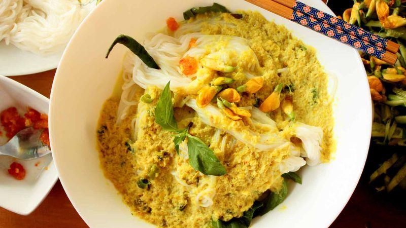 Nom Banh Chok - món bún truyền thống nổi bật và đầy tính biểu tượng của người Khmer, mang đến một hương vị đặc sắc khó quên.