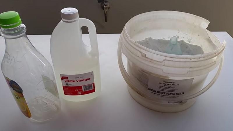 Hướng dẫn chi tiết cách tiêu diệt cỏ dại tận gốc bằng thuốc diệt cỏ tự chế mà ai cũng có thể thực hiện được.