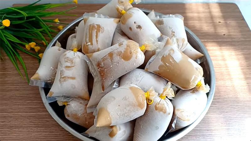 Khám phá cách làm kem cà phê sữa túi tuyệt hảo, đậm đà hương vị tuổi thơ.
