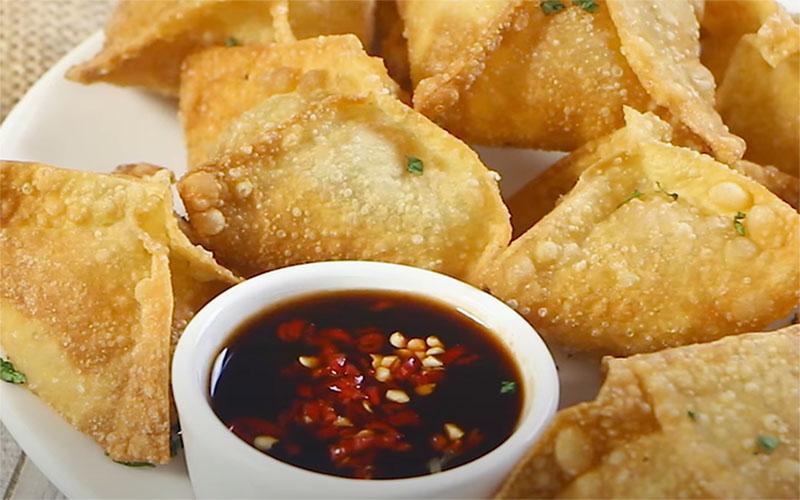 Hãy cùng thử món sủi cảo nhân phô mai chiên giòn, với lớp vỏ vàng ươm, béo ngậy và hương vị thơm lừng, chắc chắn sẽ khiến bạn mê mẩn.
