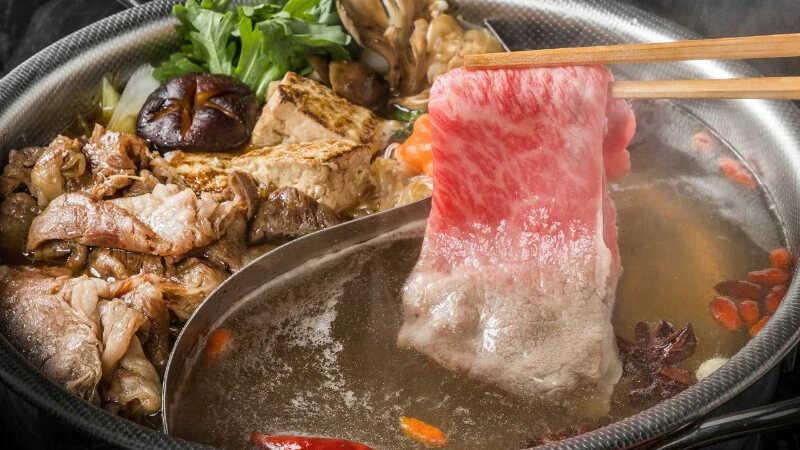 Hướng dẫn chi tiết cách chế biến lẩu bò bắp hoa tái giòn, đậm đà và hấp dẫn