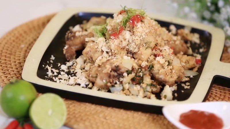 Cánh gà rang muối ớt Hong Kong giòn tan, hương vị đậm đà khiến ai cũng phải xiêu lòng.